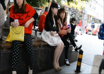 A Pair Woman Looked Bored Then Play Their Shoe